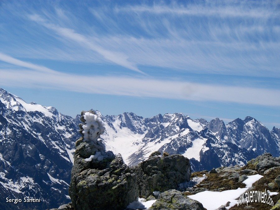 23 Ometto ancora innevato, magiche Alpi e cielo striato.JPG